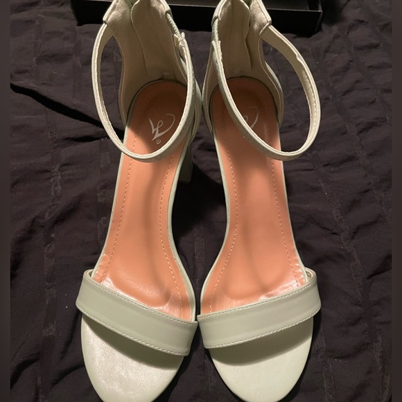 BRAND NEW mint heels - Picture 1 of 4